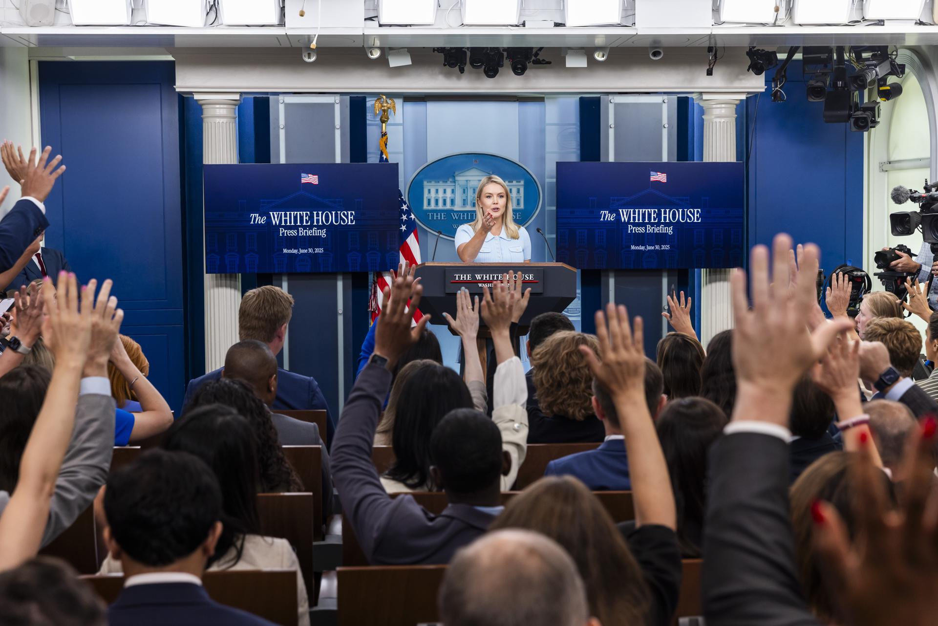 La secretaria de prensa de la Casa Blanca, Karoline Leavitt, informa a los medios en la sala de prensa de la Casa Blanca en Washington, DC, EE. UU., el 30 de junio de 2025.EFE/EPA/Jim Lo Scalzo