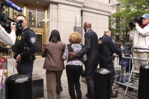 Foto de archivo de Janice Combs (C), madre de Sean 'Diddy' Combs, llegando a un juzgado federal en el juicio por tráfico sexual de Combs en Nueva York. EFE/EPA/SARAH YENESEL
