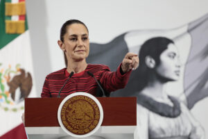 Sheinbaum hizo un llamado al Servicio de Inmigración y Control de Aduanas (ICE) de Estados Unidos a evitar hacer redadas durante el juego de la Copa Oro 2025 que sostendrá la Selección mexicana de fútbol en Los Ángeles el próximo sábado. EFE/ José Méndez