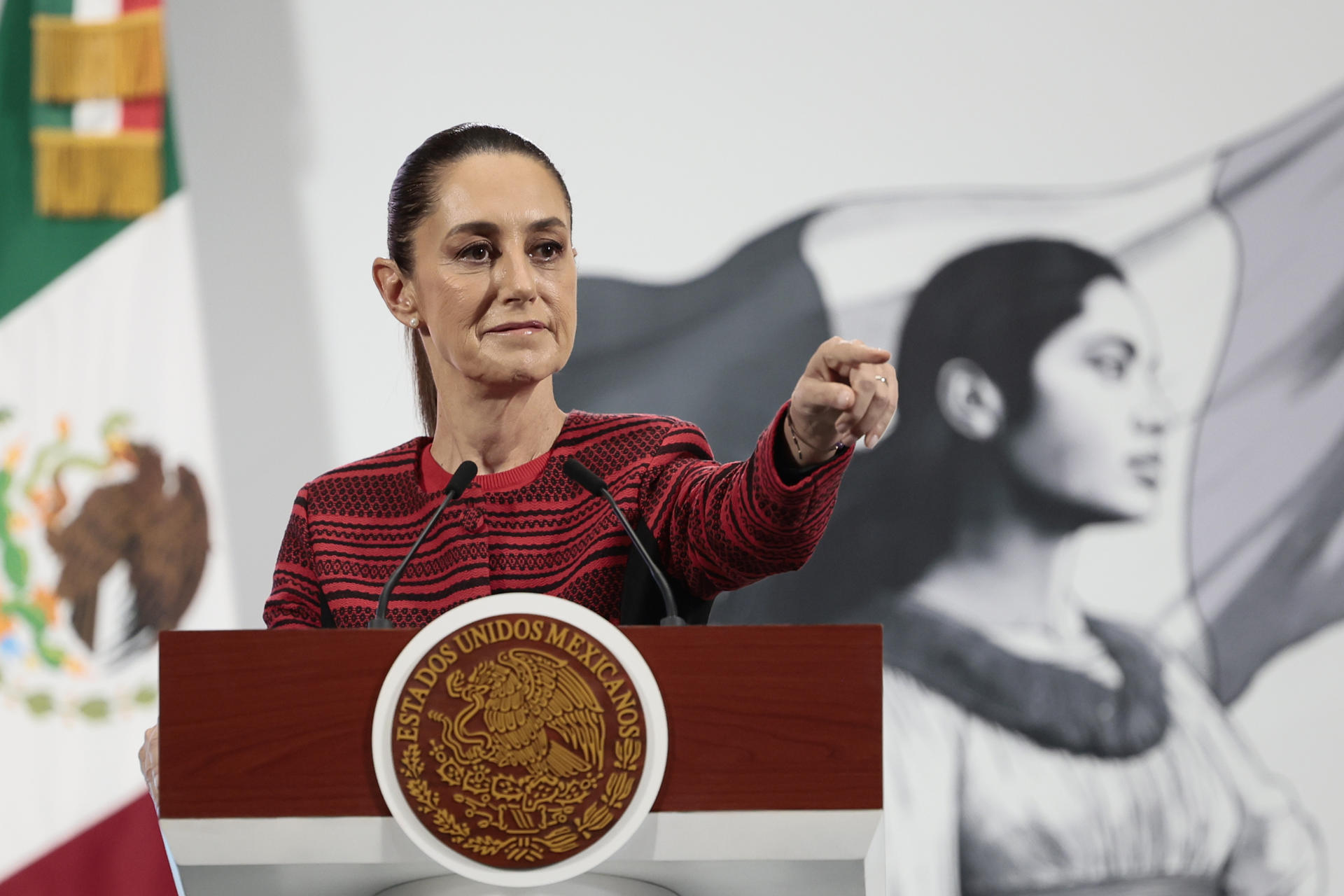 Sheinbaum hizo un llamado al Servicio de Inmigración y Control de Aduanas (ICE) de Estados Unidos a evitar hacer redadas durante el juego de la Copa Oro 2025 que sostendrá la Selección mexicana de fútbol en Los Ángeles el próximo sábado. EFE/ José Méndez