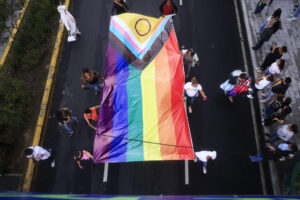 Personas participan en una marcha por el Día Internacional del Orgullo LGTBI este sábado, en Ciudad de Guatemala (Guatemala).  EFE/ STR