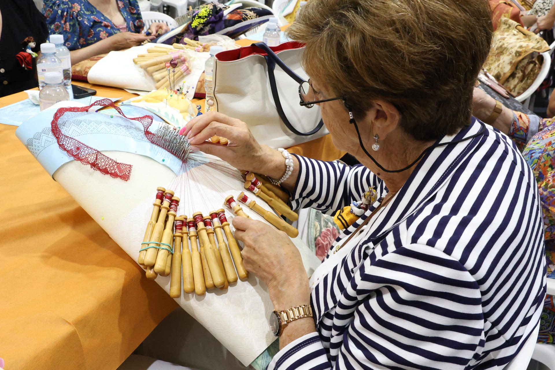 Encuentro Nacional de Encajeras de Bolillo celebrado en Astillero celebrado este domingo con más de 300 personas venidas de todas partes de España. EFE/Celia Agüero