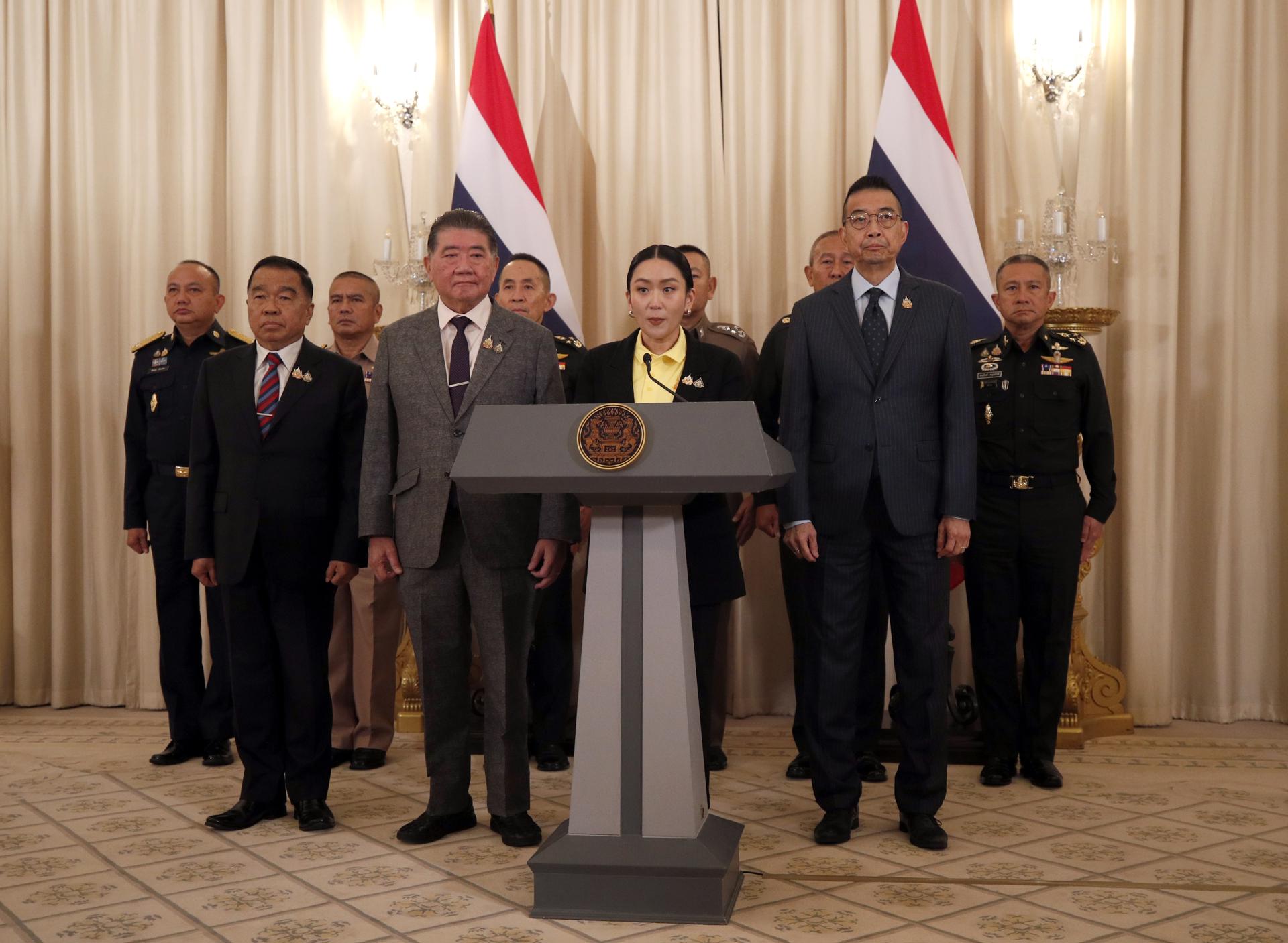 La primera ministra de Tailandia, Paetongtarn Shinawatra, acompañada por varios ministros, como el de Defensa y Exterior, durante la rueda de prensa de este jueves.
EFE/EPA/RUNGROJ YONGRIT