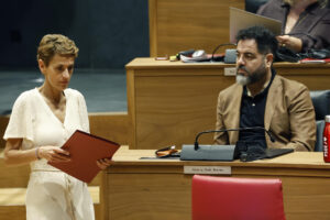 La presidenta del Gobierno de Navarra y secretaria general del PSN, María Chivite, pasa este jueves junto al vicesecretario general del PSN-PSOE y portavoz del grupo parlamentario del PSN, Ramón Alzórriz, que cesó este miércoles en sus cargos aunque sigue como parlamentario. EFE/ Jesús Diges