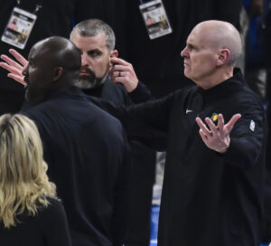 El entrenador de los Indiana Pacers, Rick Carlisle (d), reconoció este lunes que su estrella, Tyrese Haliburton, "no está al 100 %", aunque aseguró que difícilmente se pierda el sexto partido de las Finales de la NBA. EFE/EPA/MANUELA SOLDI