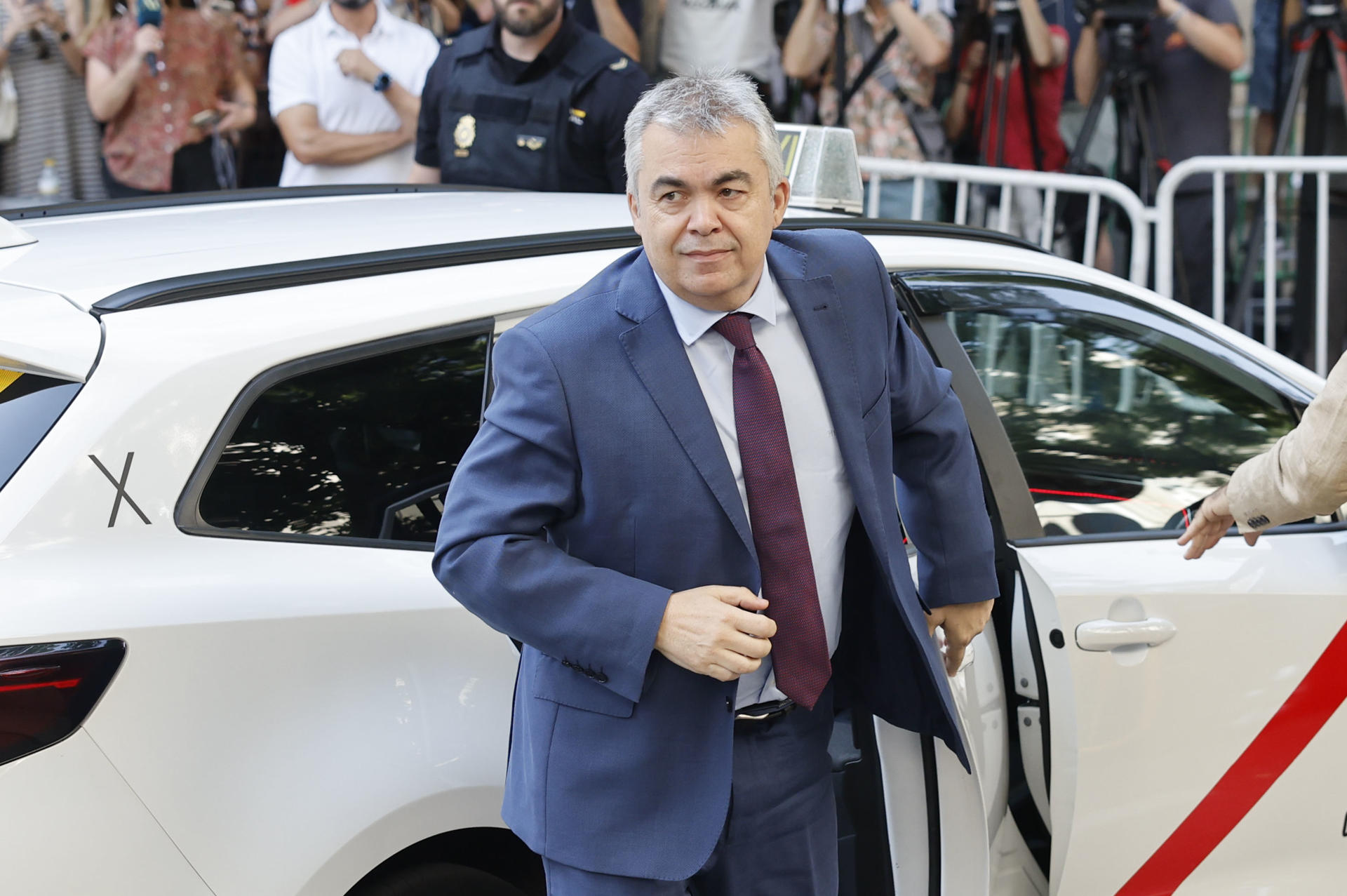 El exsecretario de organización del PSOE Santos Cerdán a su llegada antes de comparecer este lunes por primera vez como investigado ante el juez del Tribunal Supremo Leopoldo Puente, tras el informe de la UCO que lo vincula con el presunto cobro de mordidas por la adjudicación irregular de obras. EFE/ Sergio Pérez