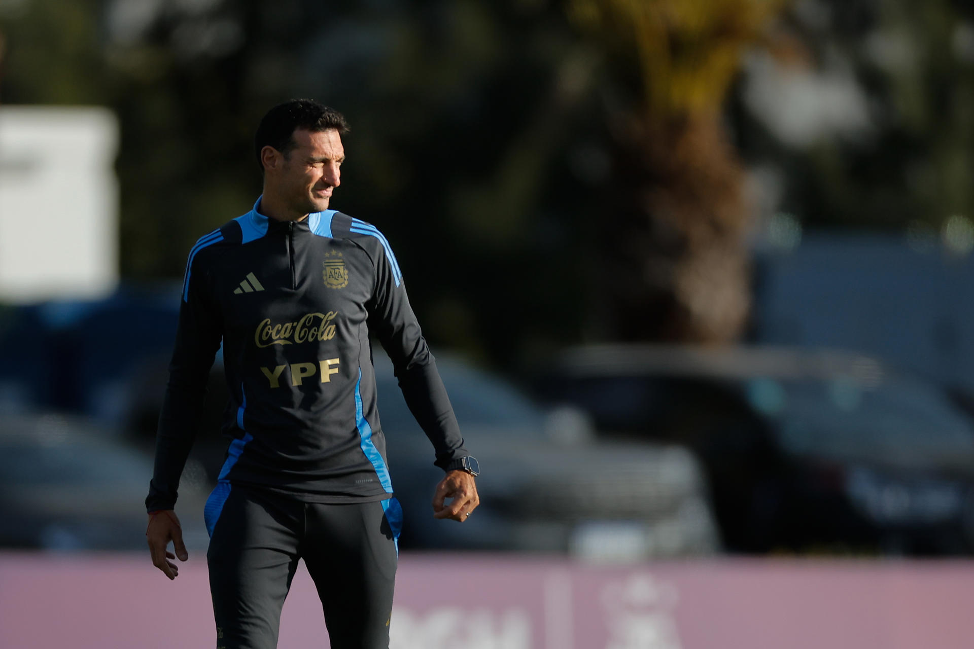 El entrenador de la selección argentina, Lionel Scaloni participa de un entrenamiento. EFE/Juan Ignacio Roncoroni