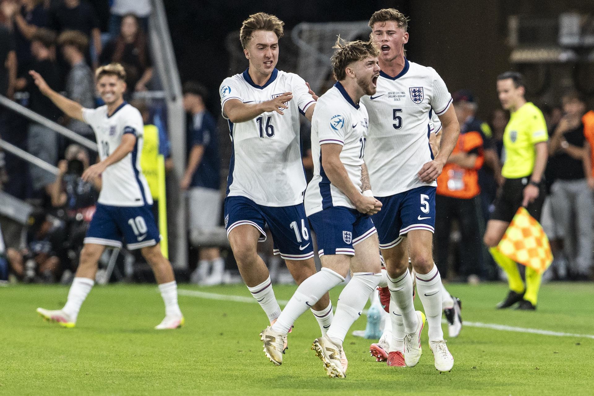 El jugador inglés Harvey Elliott (C) celebra el 1-0 durante la final del Europeo sub-21 que Inglaterra y Alemania han disputado en Bratislava, Eslovaquia. EFE/EPA/JOZEF JAKUBCO