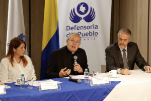 El monseñor Héctor Fabio Henao (c) habla durante una reunión este martes, en Bogotá (Colombia).EFE/ Mauricio Dueñas Castañeda