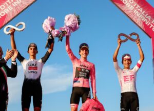 El podido del Giro (I-D), el segundo clasificado, el mexicano Isac Del Toro Romero, delUAE Team Emirates, el campeón, el británico Simon Yate, del Team Visma Lease a Bike,y el tercero en el cajón, el italiano Matteo Moschetti, del Pro Cycling Teamen Roma, Italia. EFE/EPA/GIUSEPPE LAMI