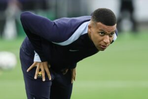 Fotografía de archivo del 05/06/2025 del francés Kylian Mbappe durante una sesión de entrenamiento. EFE/RONALD WITTEK