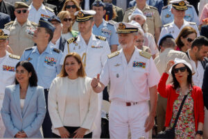 El rey Felipe VI junto a la ministra de Defensa, Margarita Robles (d), este viernes en Las Palmas de Gran Canaria, en la playa de Las Alcaravaneras, en un acto de exhibición aérea, anfibia y terrestre dentro de las celebraciones por el Día de las Fuerzas Armadas (DIFAS) 2025. EFE/ Elvira Urquijo