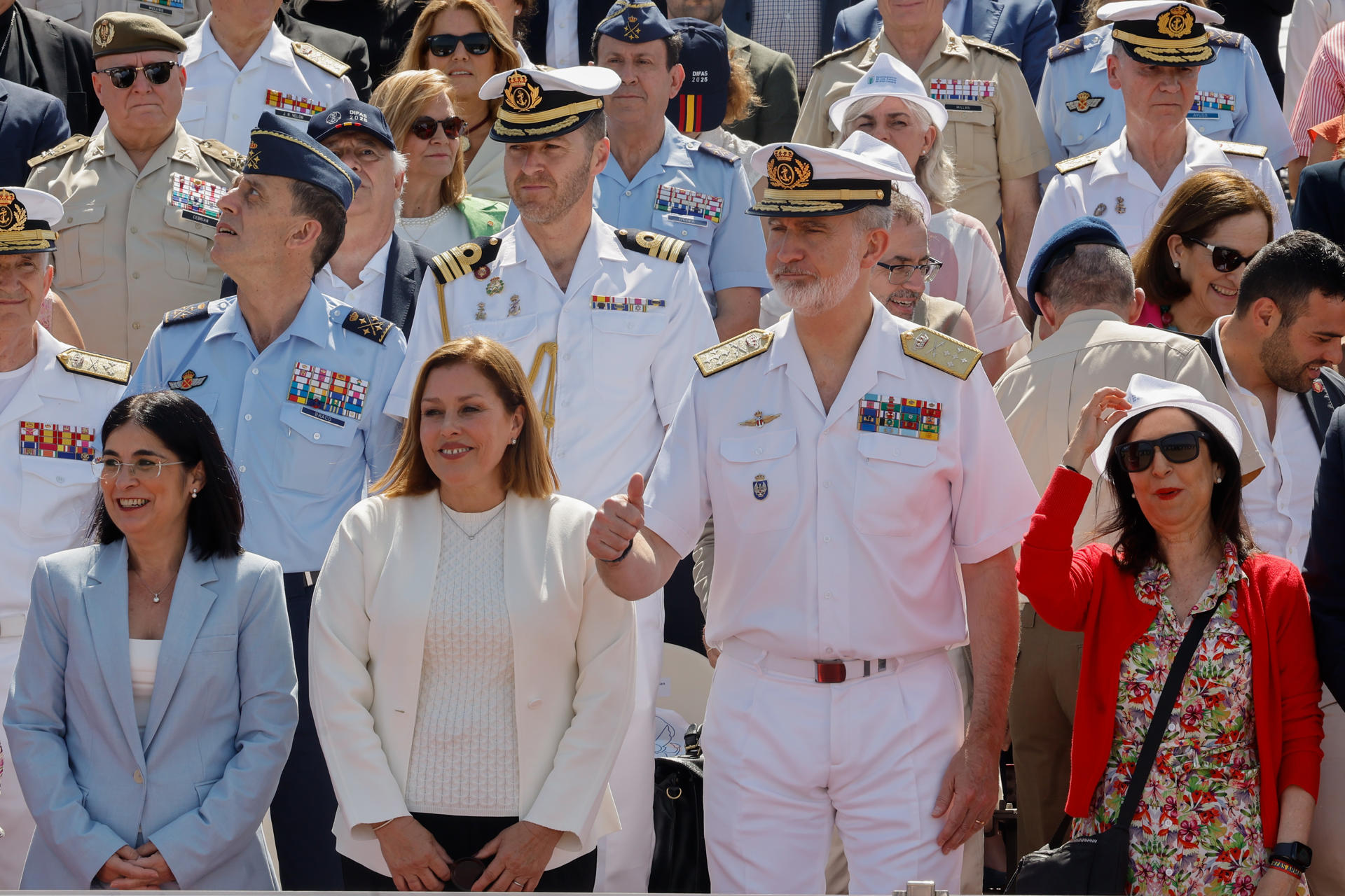 El rey Felipe VI junto a la ministra de Defensa, Margarita Robles (d), este viernes en Las Palmas de Gran Canaria, en la playa de Las Alcaravaneras, en un acto de exhibición aérea, anfibia y terrestre dentro de las celebraciones por el Día de las Fuerzas Armadas (DIFAS) 2025. EFE/ Elvira Urquijo