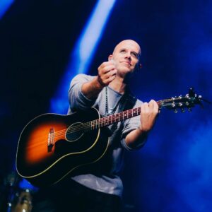 Fotografía promocional cedida por 11:11 PR donde aparece el cantante y compositor peruano Gian Marco, quien anunció este miércoles su regreso a los escenarios de Estados Unidos con una nueva gira que recorrerá durante el mes de septiembre 11 ciudades clave del país. EFE/11:11 PR