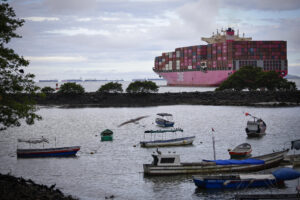 Imagen de archivo de un buque transitando por el Canal de Panamá. EFE/ Bienvenido Velasco