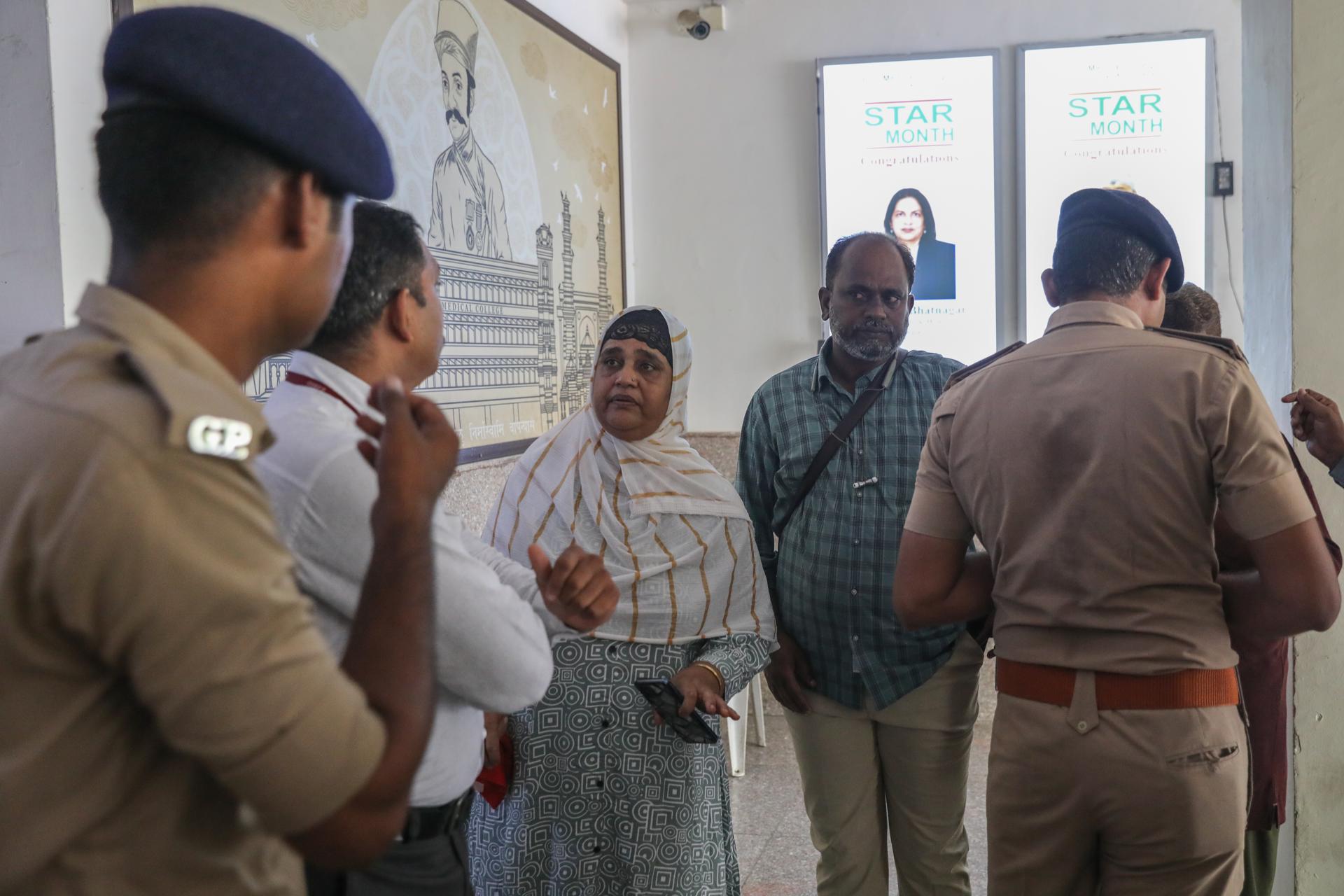Familiares de las víctimas del accidente aéreo de Air India en el área de recolección de muestras de ADN, necesarias para identificar los restos mortales recuperados. EFE/EPA/RAJAT GUPTA