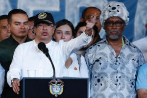 El presidente de Colombia, Gustavo Petro, habla durante un discurso este miércoles, en la Plaza de San Francisco en Cali (Colombia). EFE/ Ernesto Guzmán