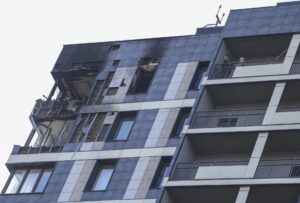 Vista de un edificio de apartamentos dañado tras un ataque con drones ucranianos en Krasnogorsk, Rusia, el 24 de junio de 2025.EFE/EPA/MAXIM SHIPENKOV