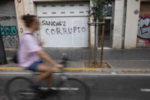 Imagen de archivo (14/06/2025) de la piintada que ha aparecido en la casa del ex ministro José Luis Ábalos en Valencia.
EFE/Kai Forsterling