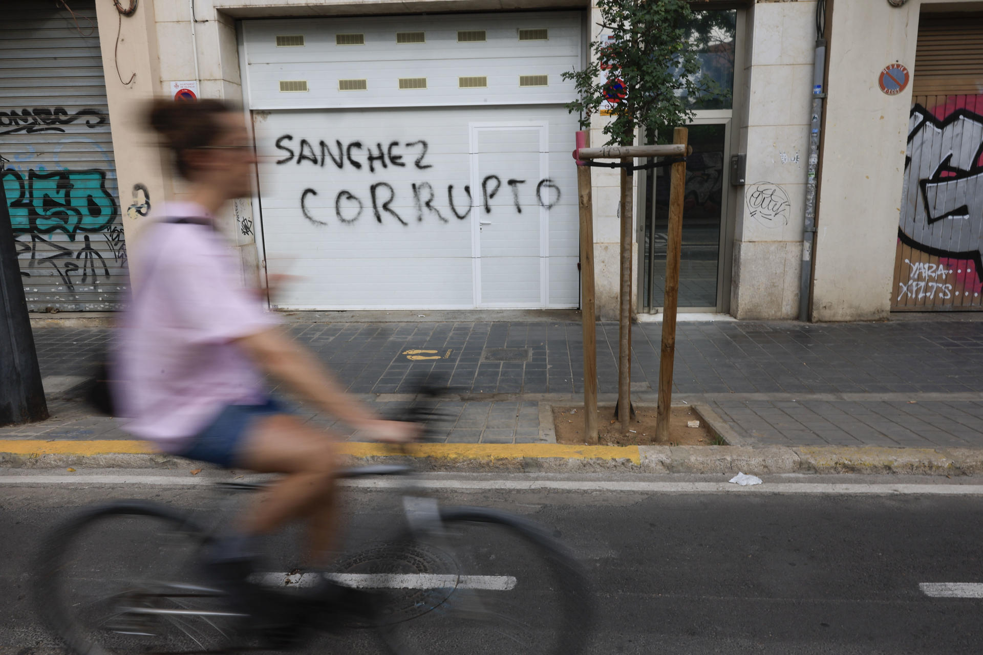 Imagen de archivo (14/06/2025) de la piintada que ha aparecido en la casa del ex ministro José Luis Ábalos en Valencia.
EFE/Kai Forsterling