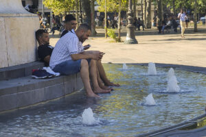 Varias personas se remojan en una fuente ornamental de la plaza de la República de París (Francia), para hacer frente a una ola de calor , en una imagen de archivo. EFE/ Edgar Sapiña Manchado