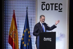El rey Felipe VI participa en el acto anual de COTEC 2025 INNOVACIÓN Y JUVENTUD celebrado este martes, en Leganés (Comunidad de Madrid). EFE/ Borja Sanchez-trillo