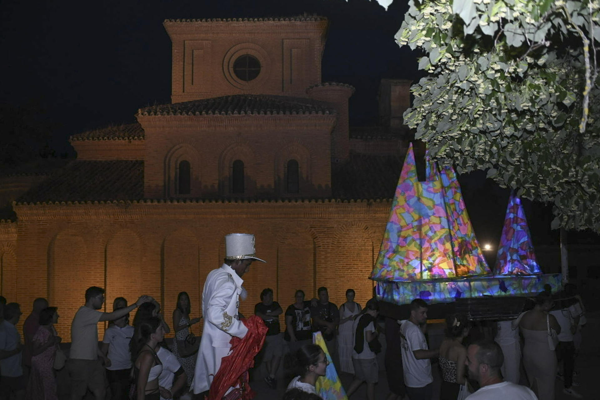 Sinopsis el espectáculo del festival de las artes de CYL,el evento que recorre el Puente Romano y el río Tormes, con barcos iluminados hechos por los propios chicos con materiales reciclados, creando un espectáculo visual acompañado de música, fuego y percusión.Con un presupuesto de unos 10.000 euros, se busca hacer una noche mágica, reivindicando el talento y la aportación de estos jóvenes a la ciudad, en el marco de un proyecto conjunto con el Ayuntamiento que también incluye acciones medioambientales como la instalación de nidos, hoteles de insectos y oasis de mariposas, este jueves en Salamanca. EFE/JMGARCIA