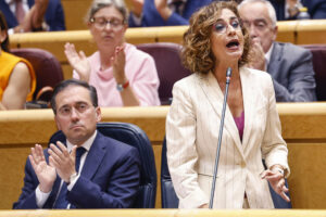 La vicepresidenta primera y ministra de Hacienda, María Jesús Montero, interviene desde su escaño junto al ministro de Asuntos Exteriores, Unión Europea y Cooperación, José Manuel Albares, durante la sesión del Pleno del Senado celebrada este martes, en Madrid. EFE/J.P. Gandul