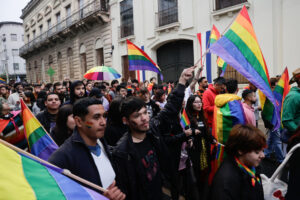 Personas participan en una marcha por el Día Internacional del Orgullo LGTBI este sábado, en Asunción (Paraguay). EFE/ Juan Pablo Pino