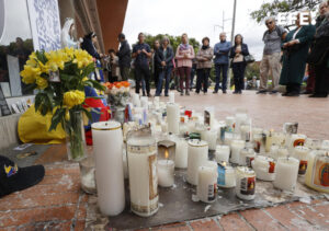 Personas observan un altar en honor al senador y precandidato presidencial colombiano Miguel Uribe Turbay, este miércoles en una de las entradas de la Fundación Santa Fe de Bogotá (Colombia). EFE/ Mauricio Dueñas Castañeda
