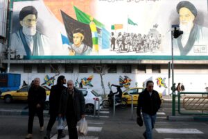 Imagen de archivo de un mural que representa al Líder Supremo iraní, el Ayatolá Ali Khamenei, y al fallecido líder iraní, el Ayatolá Ruhollah Jomeini, en una calle de Teherán.  EFE/EPA/ABEDIN ATEHRKENAREH