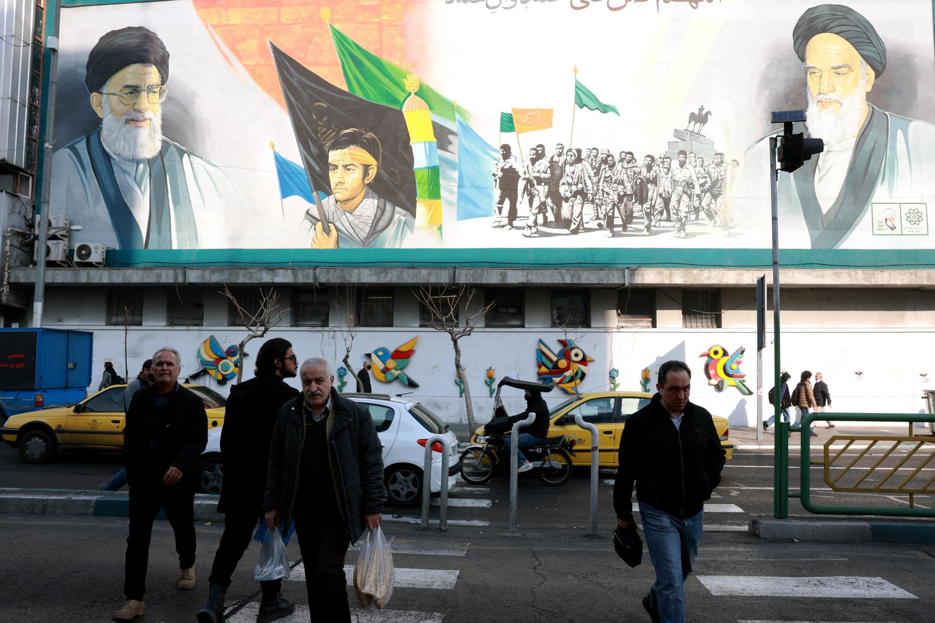 Imagen de archivo de un mural que representa al Líder Supremo iraní, el Ayatolá Ali Khamenei, y al fallecido líder iraní, el Ayatolá Ruhollah Jomeini, en una calle de Teherán.  EFE/EPA/ABEDIN ATEHRKENAREH