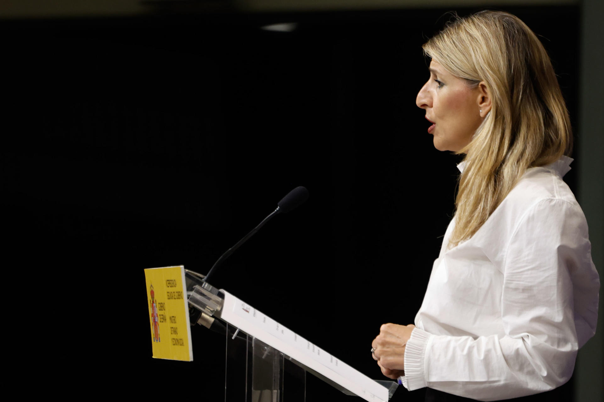 La vicepresidenta segunda, Yolanda Díaz, durante la rueda de prensa posterior a su reunión, este lunes en Moncloa, con el presidente del Gobierno, Pedro Sánchez, tras el informe de la UCO que implica al hasta ahora secretario de Organización del PSOE, Santos Cerdán, en el presunto cobro de comisiones. EFE/ JuanJo Martín