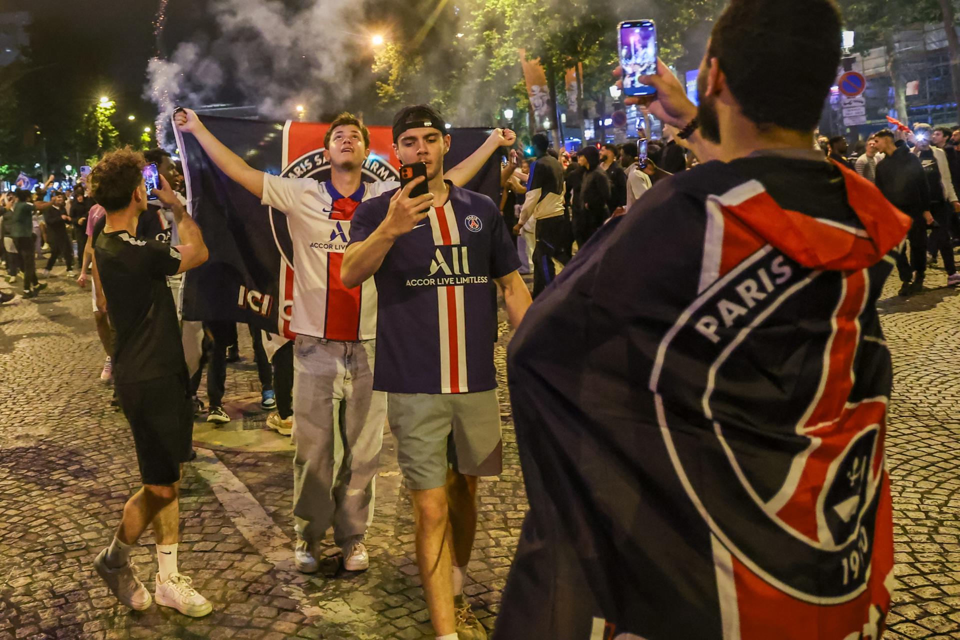 Fans of PSG celebrate on the Champs-Elysees after their team won the UEFA Champions League final between Paris Saint-Germain and Internazionale Milano, Paris, France, 31 May 2025. (Liga de Campeones, Francia) EFE/EPA/CHRISTOPHE PETIT TESSON