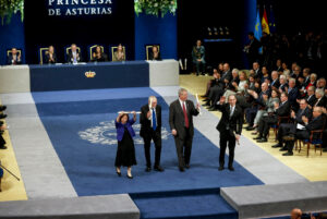 Imagen de archivo del endocrinólogo canadiense Daniel J. Drucker (d), el genetista molecular estadounidense Jeffrey M. Friedman (2d), el endocrinólogo Joel F. Habener (2i) y la bioquímica Svetlana Mojsov (i), tras recibir el premio Princesa de Asturias de Investigación Científica y Técnica en la ceremonia de entrega de los Premios Princesa de Asturias 2024 en el Teatro Campoamor, en Oviedo. EFE/jl Cereijido