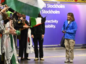 La activista sueca Greta Thunberg (d) llega al aeropuerto de Arlanda en las afueras de Estocolmo, Suecia, el 10 de junio de 2025. EFE/Anders Wiklund/