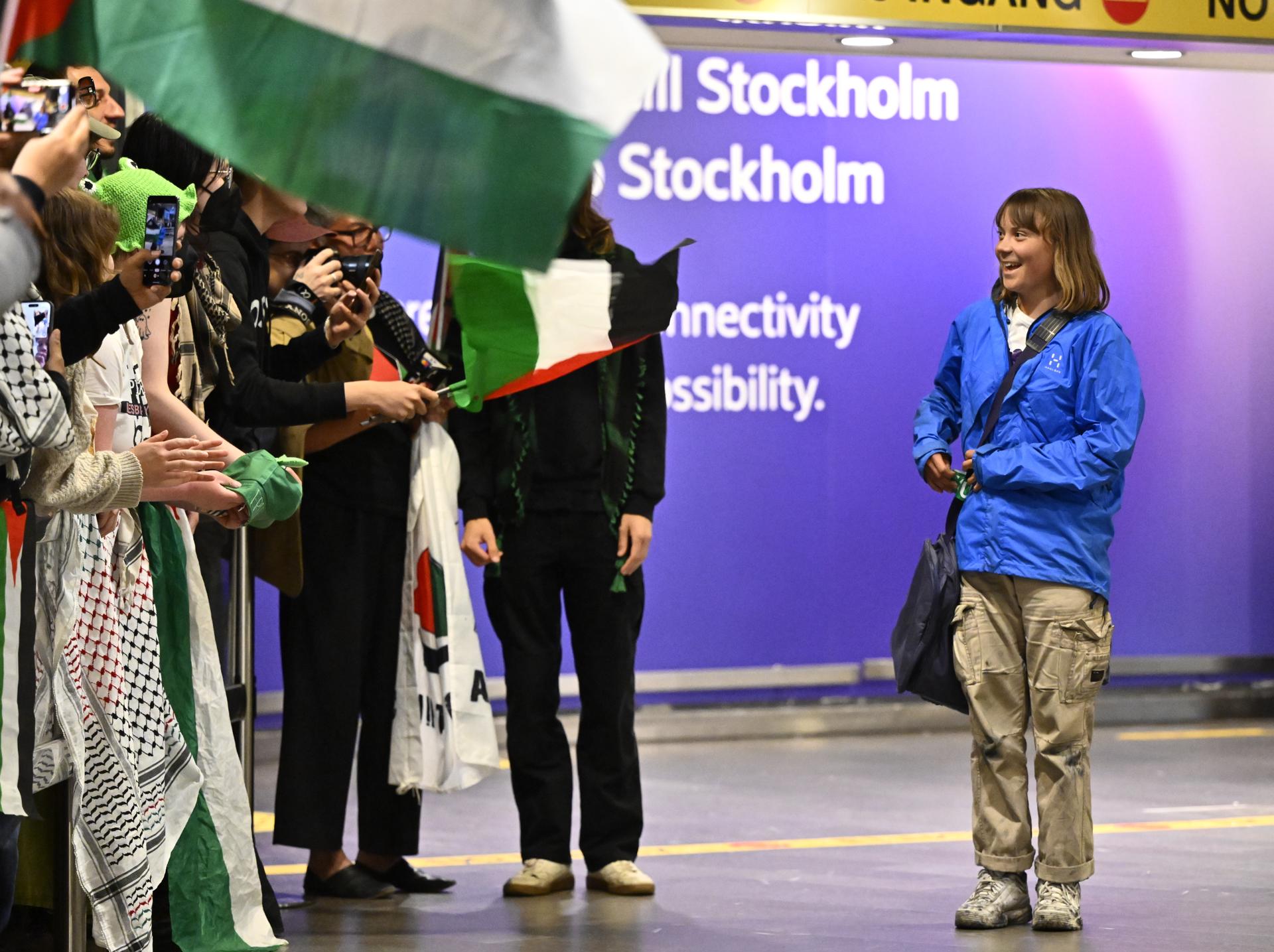 La activista sueca Greta Thunberg (d) llega al aeropuerto de Arlanda en las afueras de Estocolmo, Suecia, el 10 de junio de 2025. EFE/Anders Wiklund/