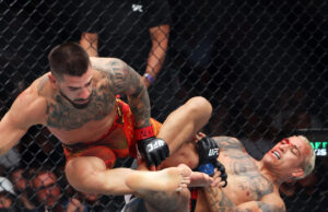 El luchador español Ilia Topuria (i) en acción contra el el brasileño Charles Oliveira (d), durante el combate de la Ultimate Fighting Championship (UFC) celebrado en el T-Mobile Arena in Las Vegas, Nevada (EE.UU.). EFE/Ronda Churchil