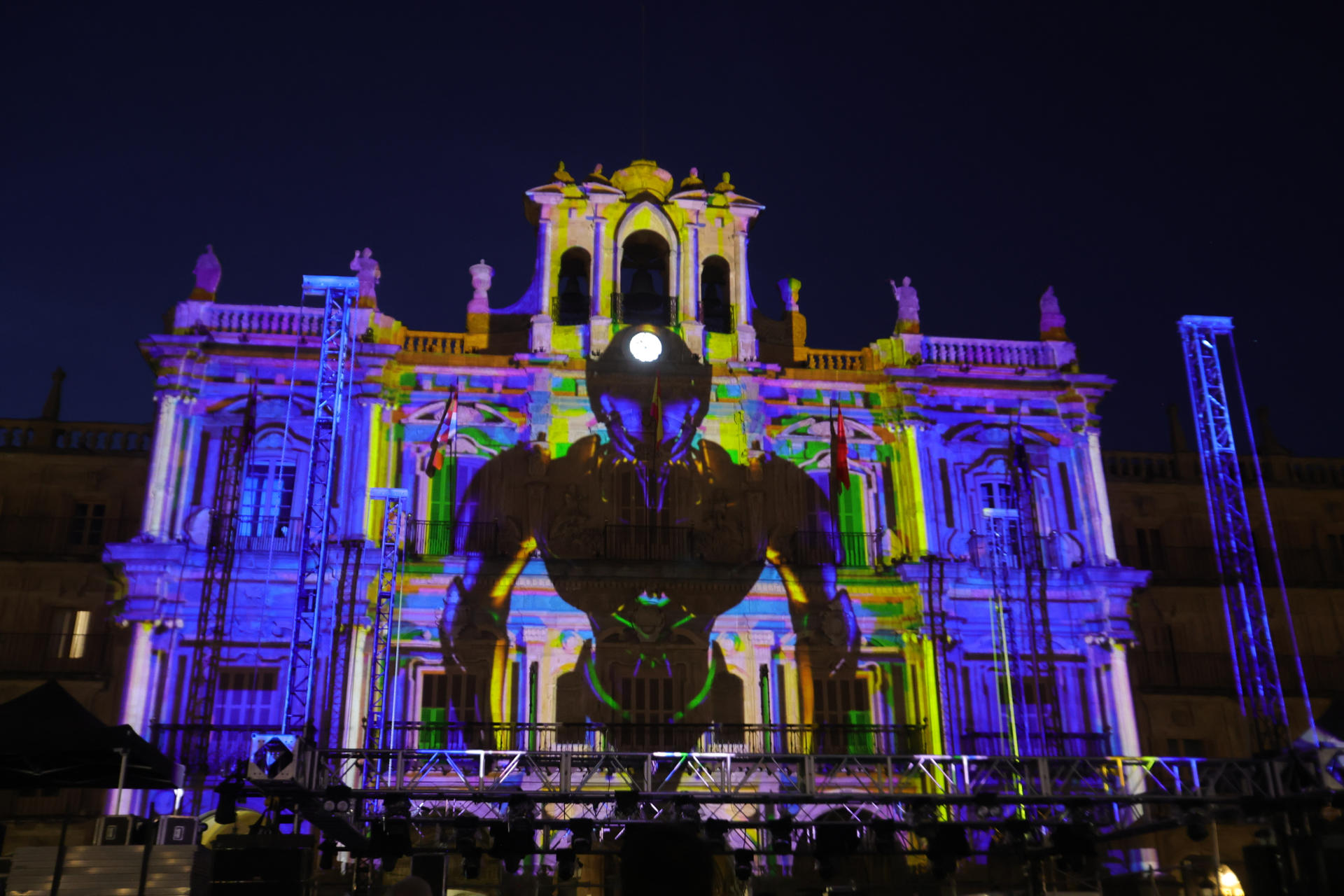 La compañía MÁS, Multimedia Álvaro y Sara, proyecta el MAPPING 20 Aniversario FACYL, El latido de la Luz, para celebrar los 20 años del Festival, hoy miércoles en Salamanca. EFE/JMGARCIA