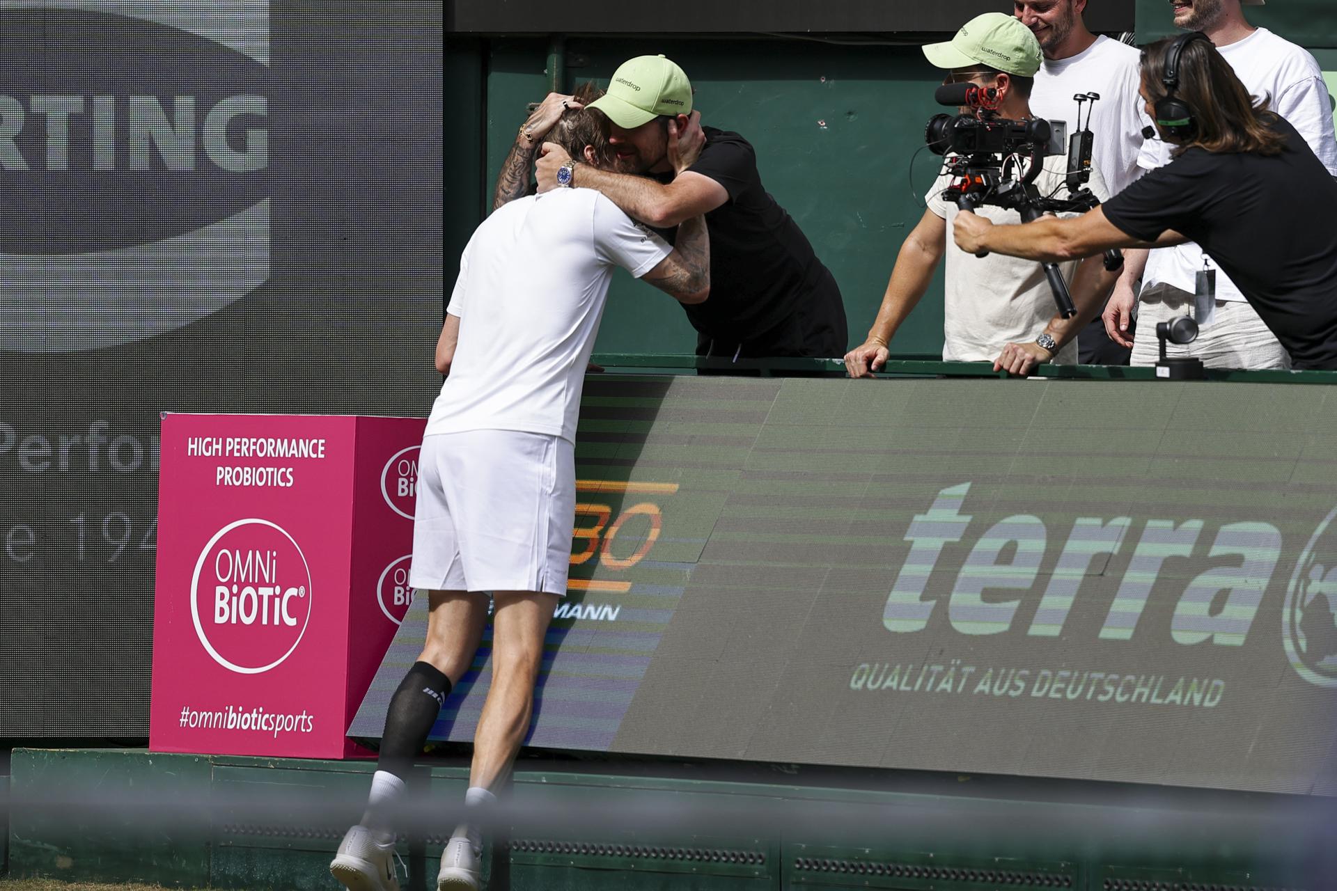 El tenista kazajo Alexander Bublik celebra su victoria ante el ruso Daniil Medvedev en la final de Halle Westfalen, Alemania. EEFE/EPA/CHRISTOPHER NEUNDORF