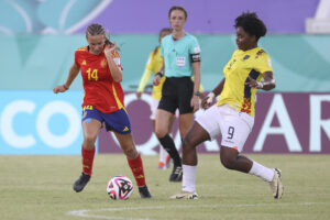 La española Celia Gómez (i) disputa el balón con Jaslym Valverde, de Ecuador, durante el pasado Mundial femenino sub-17. EFE/ Orlando Barría