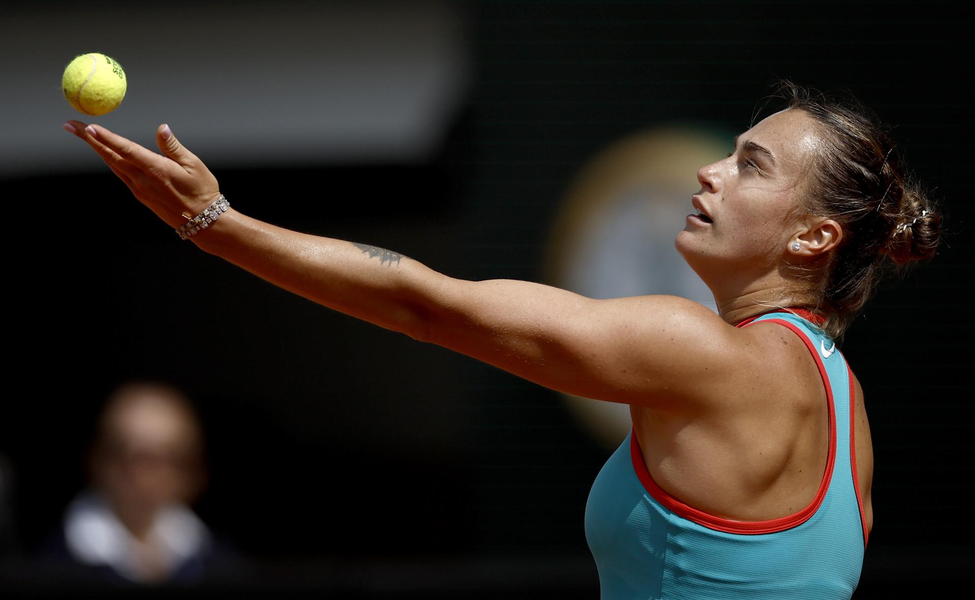 La bielorrusa Aryna Sabalenka sirve durante su partido de cuartos de final Rolland Garros ante la china Qinwen Zheng. EFE/EPA/YOAN VALAT