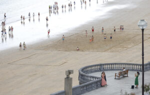 Donostiarras y turistas disfrutan este miércoles de las altas temperaturas que se registran en la capital donostiarra. EFE/Juan Herrero.
