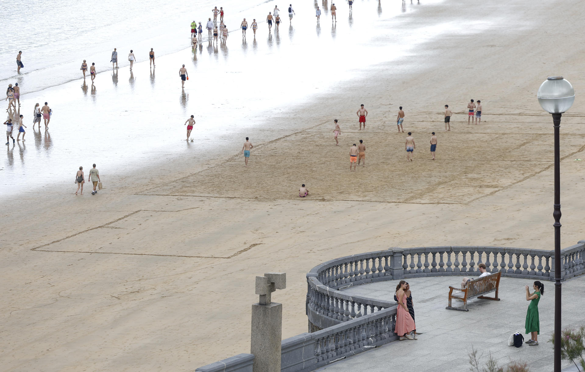 Donostiarras y turistas disfrutan este miércoles de las altas temperaturas que se registran en la capital donostiarra. EFE/Juan Herrero.
