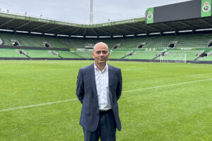 El nuevo director deportivo del Real Racing Club, Chema Aragón, en el césped de El Sardinero tras su presentación. Aragón ha afirmado que el objetivo que tiene a su llegada al club cántabro es intentar confeccionar la mejor plantilla posible para poder mejorar la puntuación de la pasada campaña. EFE/Kike Serrano