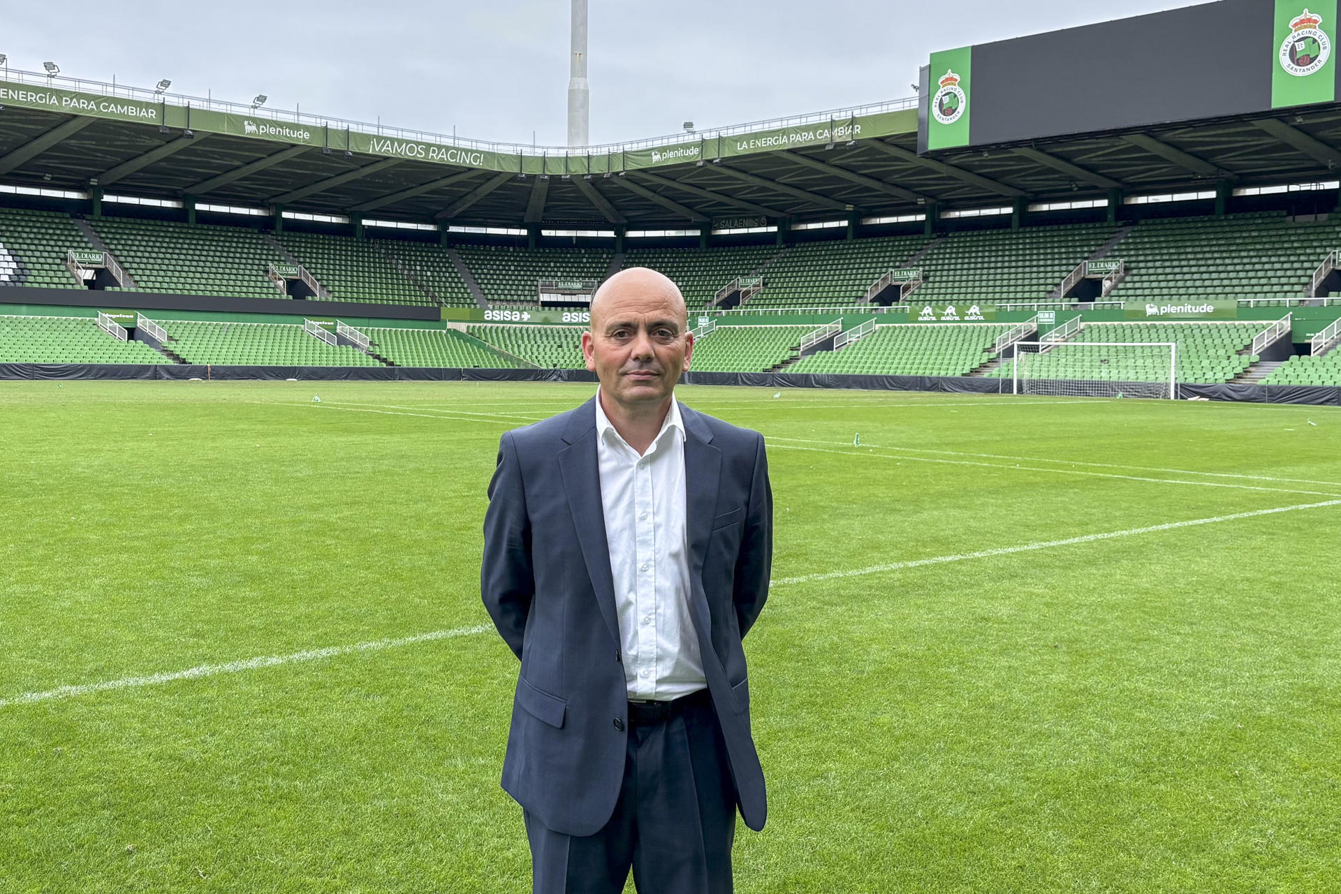 El nuevo director deportivo del Real Racing Club, Chema Aragón, en el césped de El Sardinero tras su presentación. Aragón ha afirmado que el objetivo que tiene a su llegada al club cántabro es intentar confeccionar la mejor plantilla posible para poder mejorar la puntuación de la pasada campaña. EFE/Kike Serrano