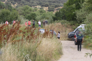 La Guardia Civil continúa este lunes con la búsqueda del menor de 14 años desaparecido la tarde del domingo en el río Tormes a su paso por Alba de Tormes (Salamanca) después de que el operativo que ha trabajado durante la noche no haya logrado dar con su paradero. EFE/JM García