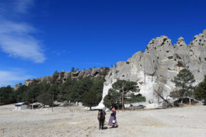 Una persona de la etnia raramuri camina este martes, en el poblado de Choguita, en la Sierra Tarahumara de Chihuahua (México). EFE/ Luis Torres