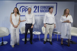 (Izq a dcha) la alcaldesa de Zaragoza, Natalia Chueca; los presidentes del PP de Andalucía, Juanma Moreno; el de Castilla-León, Alfonso Fernández Mañueco, y la eurodiputada popular Alma Ezcurra, durante la presentación de la ponencia política del XXI Congreso Nacional del Partido Popular este martes en Sevilla. EFE/José Manuel Vidal