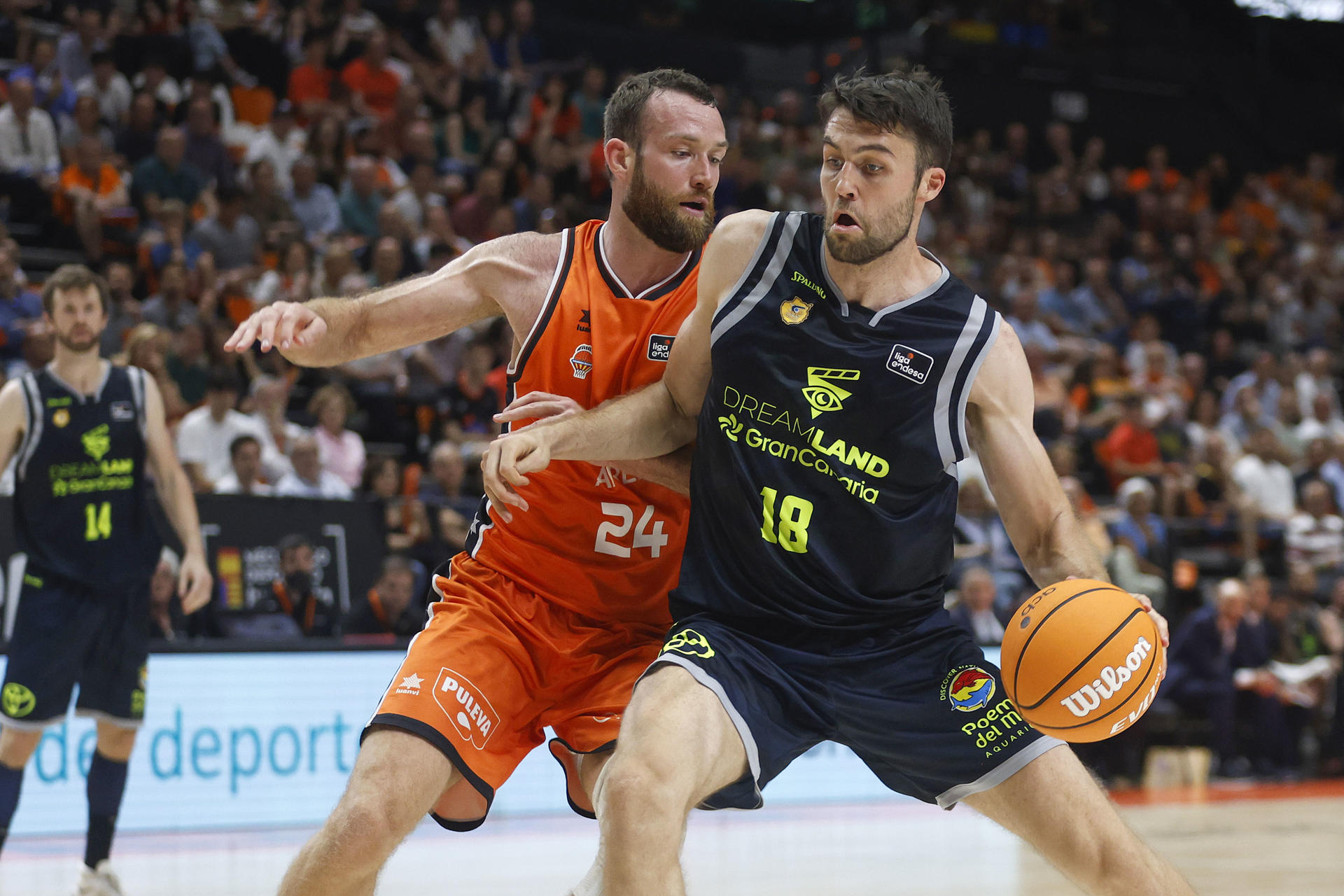 El ala pívot del Valencia Matt Costello (i) defiende al ala pívot estadounidense de pasaporte esloveno del Gran Canaria Mike Tobey este lunes, durante el partido de baloncesto correspondiente a los cuartos final de la Liga Endesa, disputado entre Valencia Basket y Dreamland Gran Canaria, en el pabellón de la Fuente San Luis de Valencia. EFE/ Miguel Ángel Polo